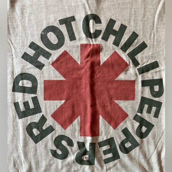 🆕 NWT Red Hot Chili Peppers Logo Heather Oatmeal Hot Topic T-Shirt size small - Picture 3 of 7